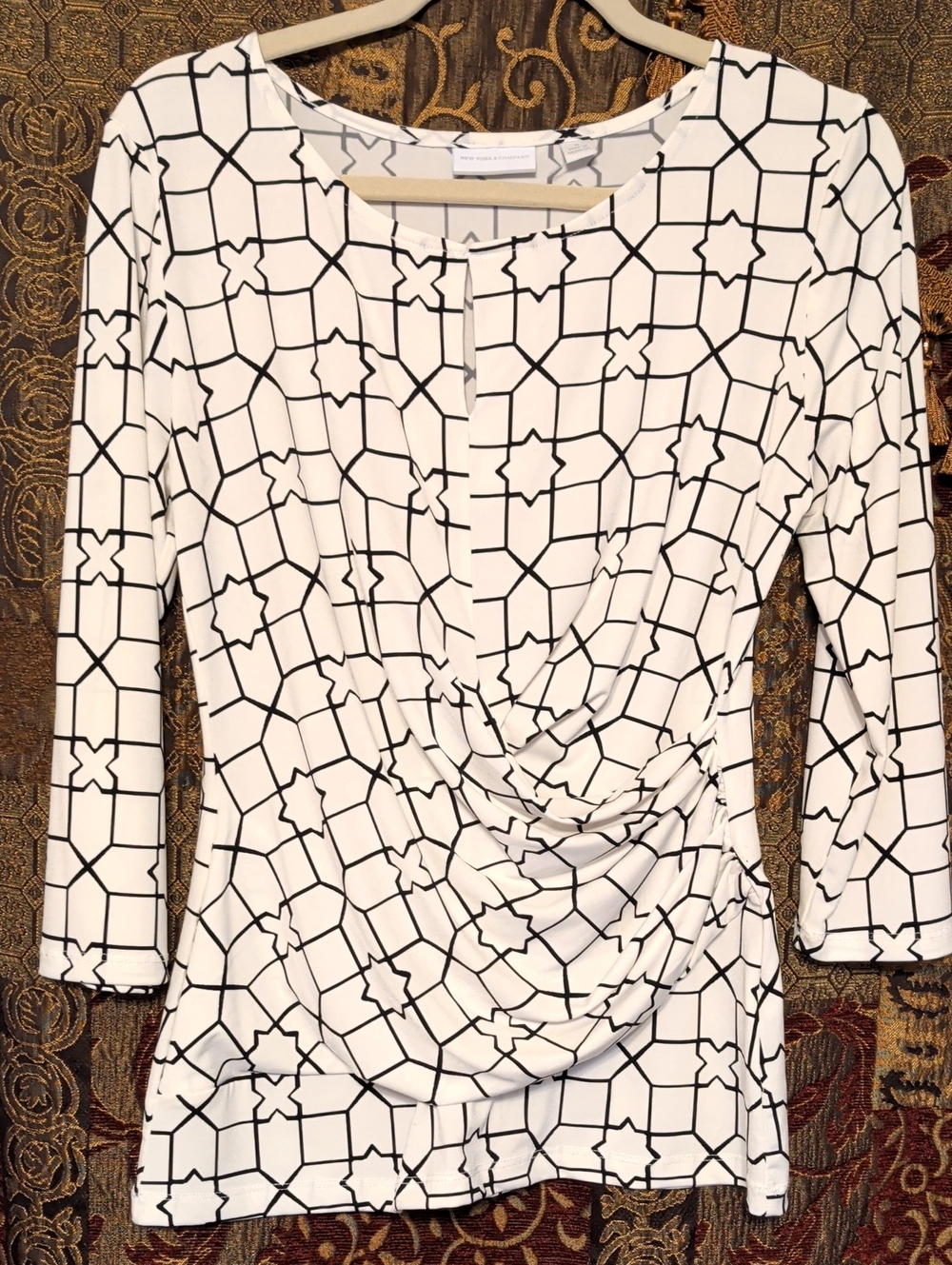 New York & Company White and Black Geometric Draped Long Sleeve Top. Sz M